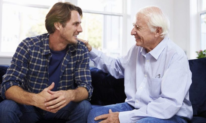 Erwachsener und alter Mann im Gespräch