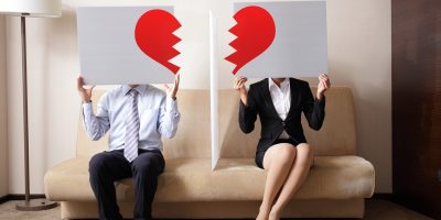 Scheidungswillige Paare sollten mit einem Notar ihre Testamente überarbeiten, um so ungewollte Überraschungen im Todesfall eines Partners zu vermeiden.
