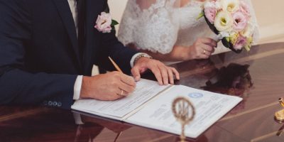 Paar unterschreibt bei der Hochzeit