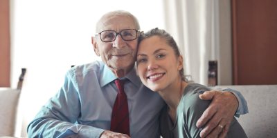 Älterer Herr mit Tochter reden über Unternehmensnachfolge
