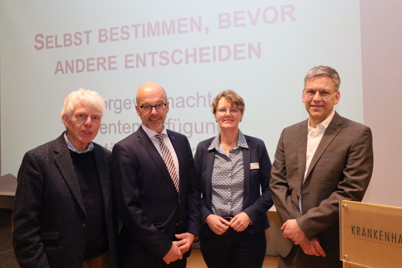 v.l.n.r. Burkhard Plemper, Moderation, Dr. Jürgen Krüger, Rechtsanwalt und Notar, Frauke Rörden, Pastorin und Krankenhausseelsorgerin, Dr. Timo Rath, Chefarzt der Anästhesie und Intensivmedizin